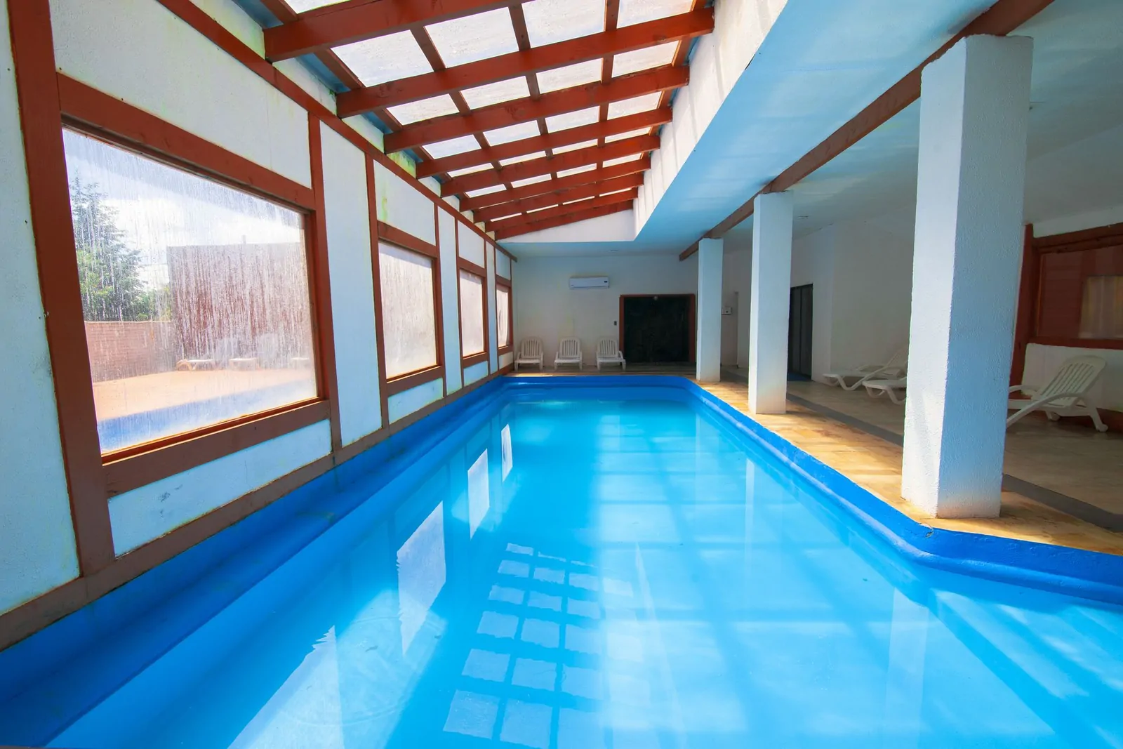 Piscina temperada · Cabañas Omilén Pucón