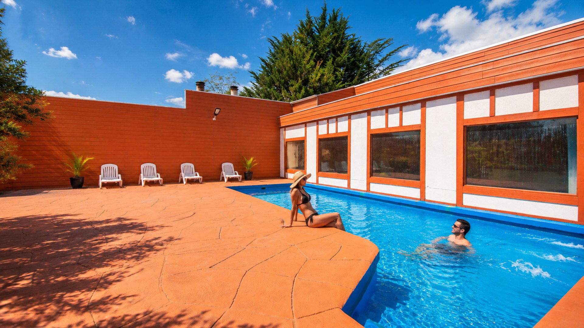 Piscina al aire libre en verano Cabañas Omilén Pucón