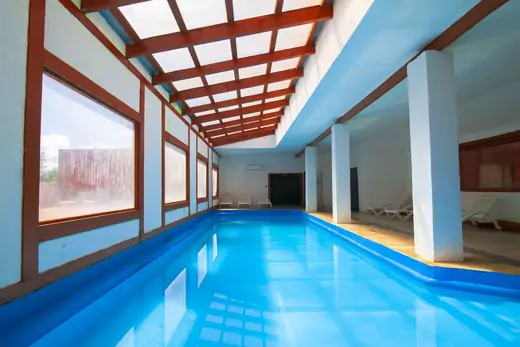 Piscina temperada techada · foto 3 · Cabañas Omilén Pucón