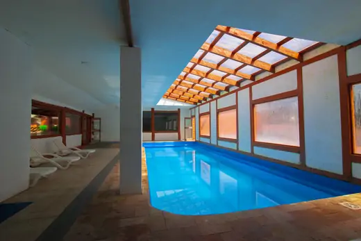 Piscina temperada techada · foto 4 · Cabañas Omilén Pucón