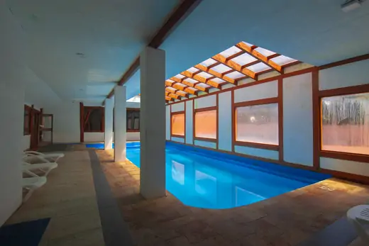 Piscina temperada techada · foto 5 · Cabañas Omilén Pucón