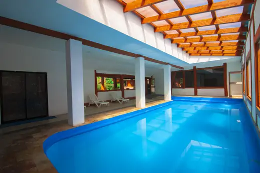 Piscina temperada techada · foto 8 · Cabañas Omilén Pucón